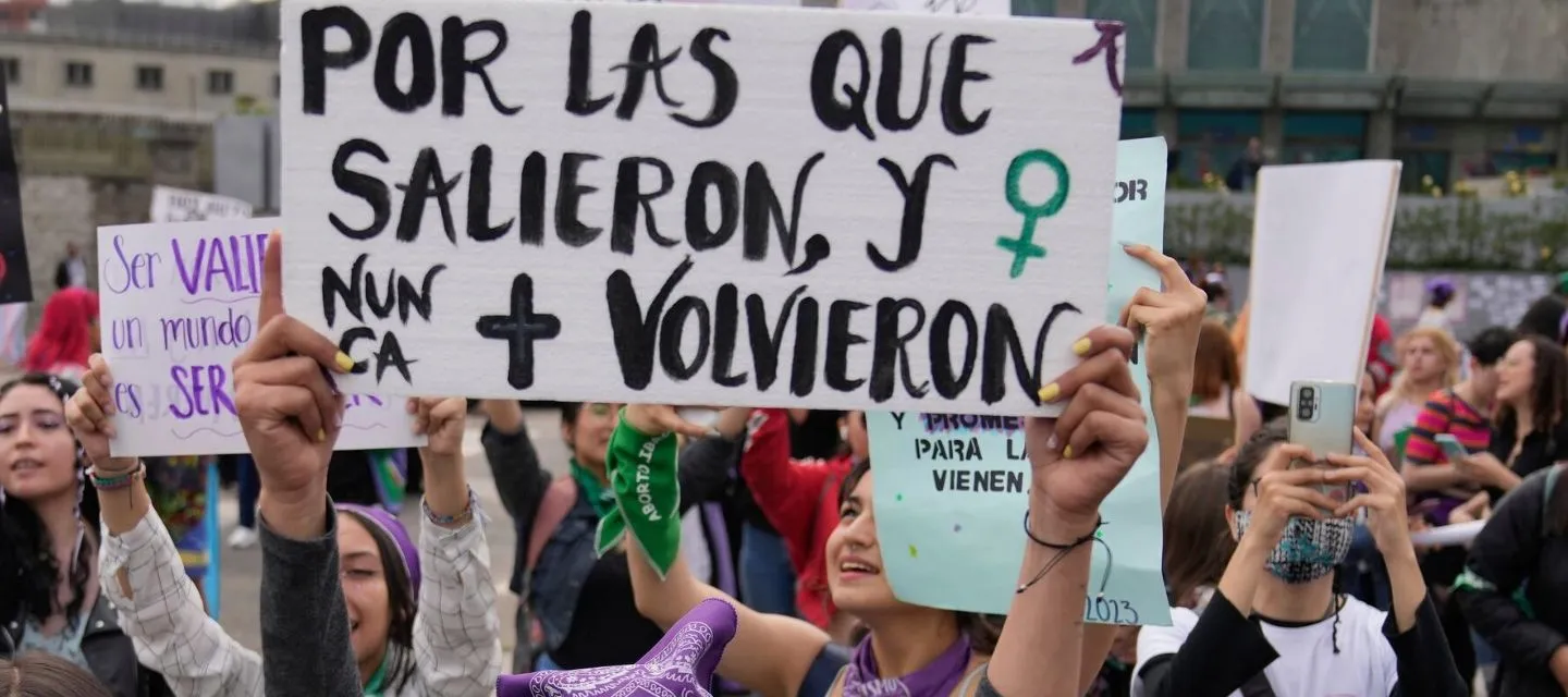 Foto de archivo de estudiantes de derecho en una protesta 