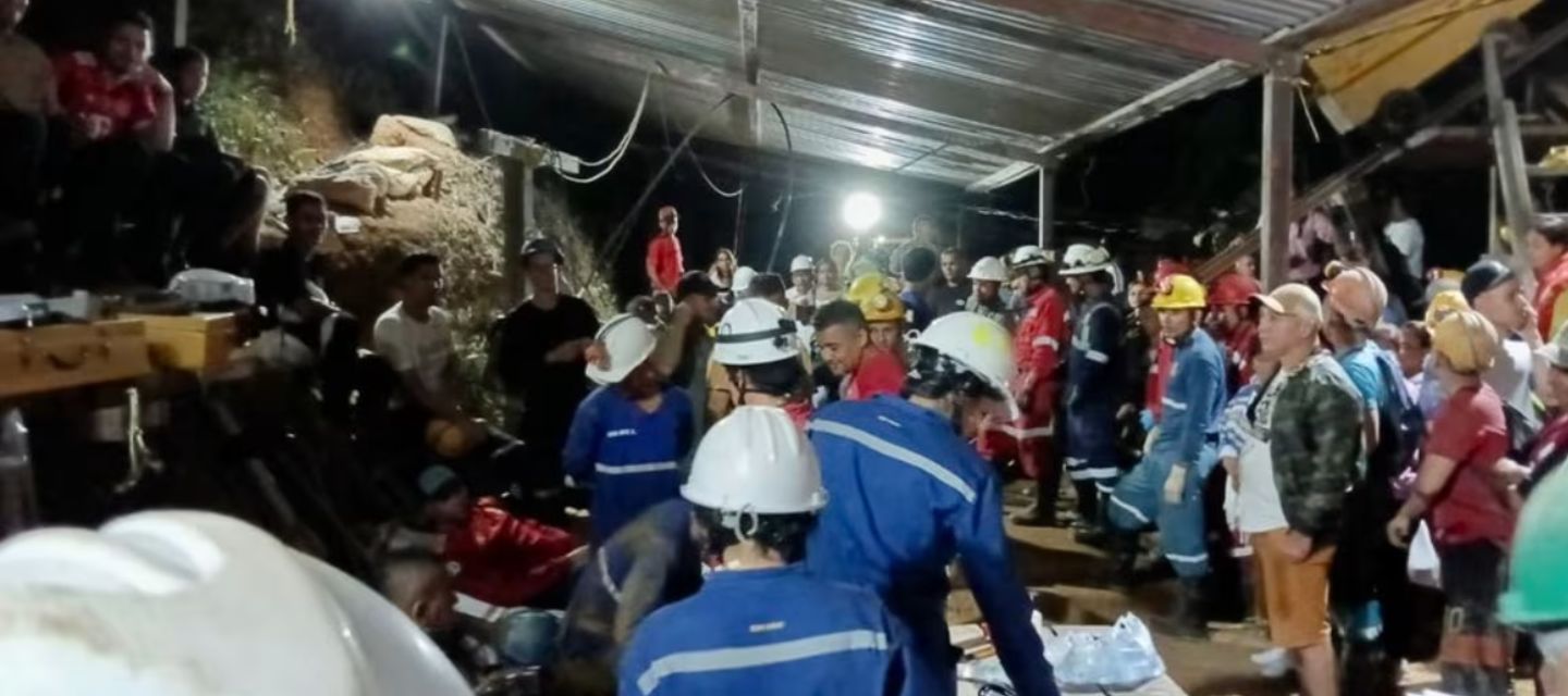 Rescatan con vida a 18 mineros en colombia