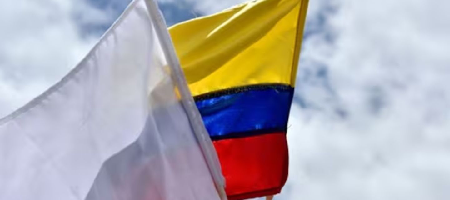 bandera de Colombia y Bandera de paz 