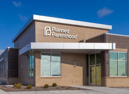 Jueza bloquea intento de Trump de retirar fondos a Planned Parenthood