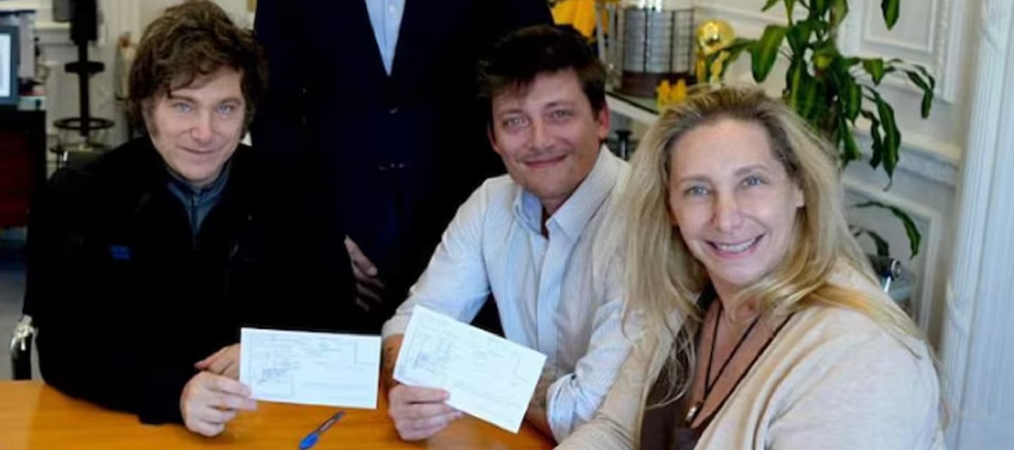 Hermanos Milei con Caputo en reunión