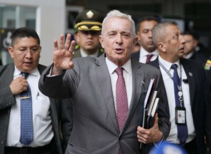 Expresidente Álvaro Uribe es sentenciado a 12 años de prisión domiciliaria