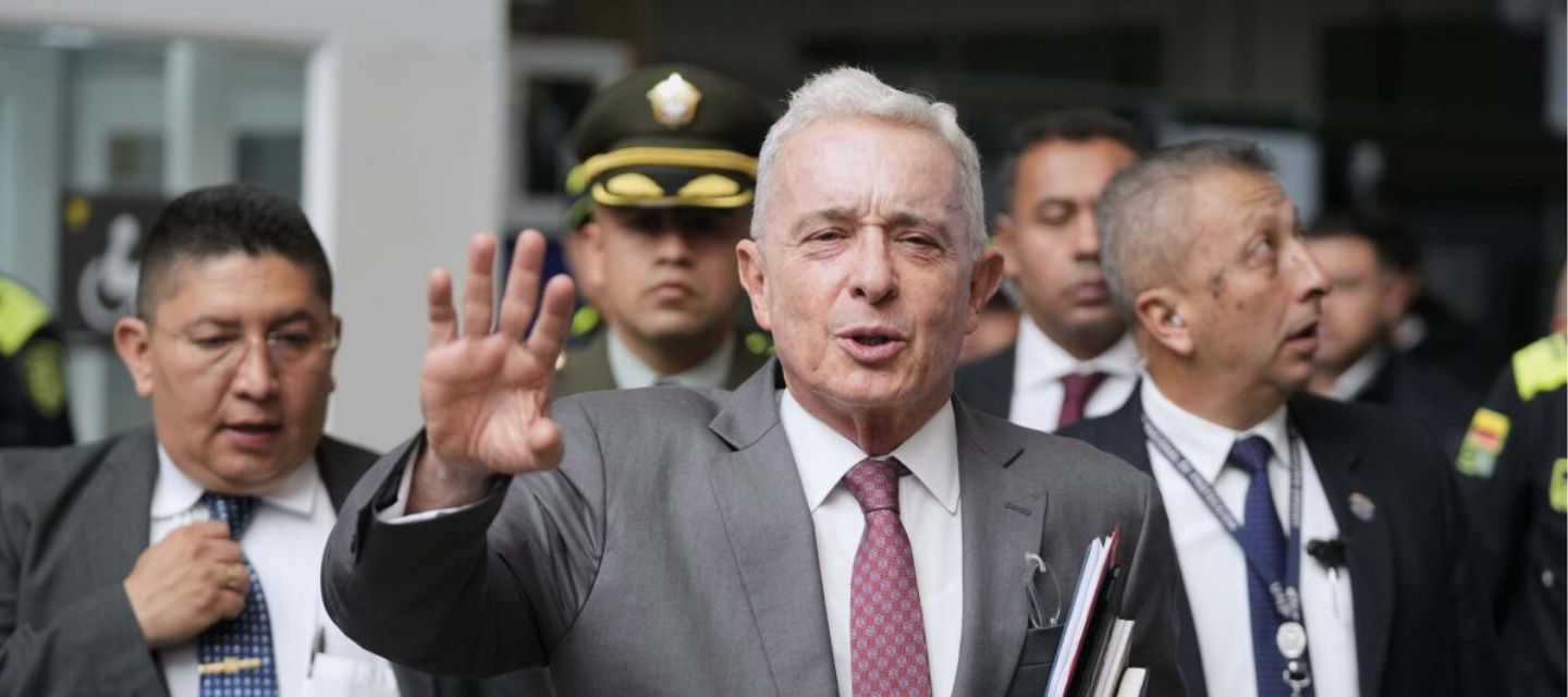 Expresidente Álvaro Uribe es sentenciado a 12 años de prisión domiciliaria