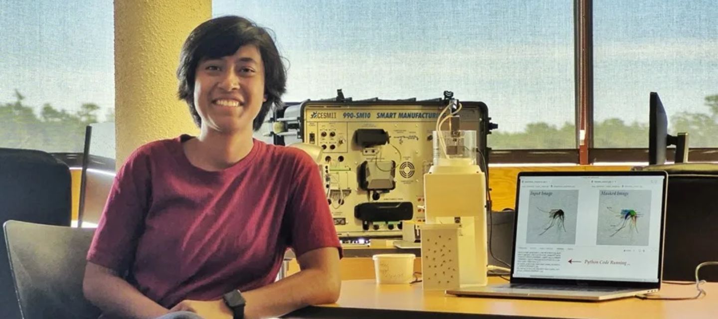estudiante Farhat Azam, posando en el laboratorio de la Universidad en Tampa