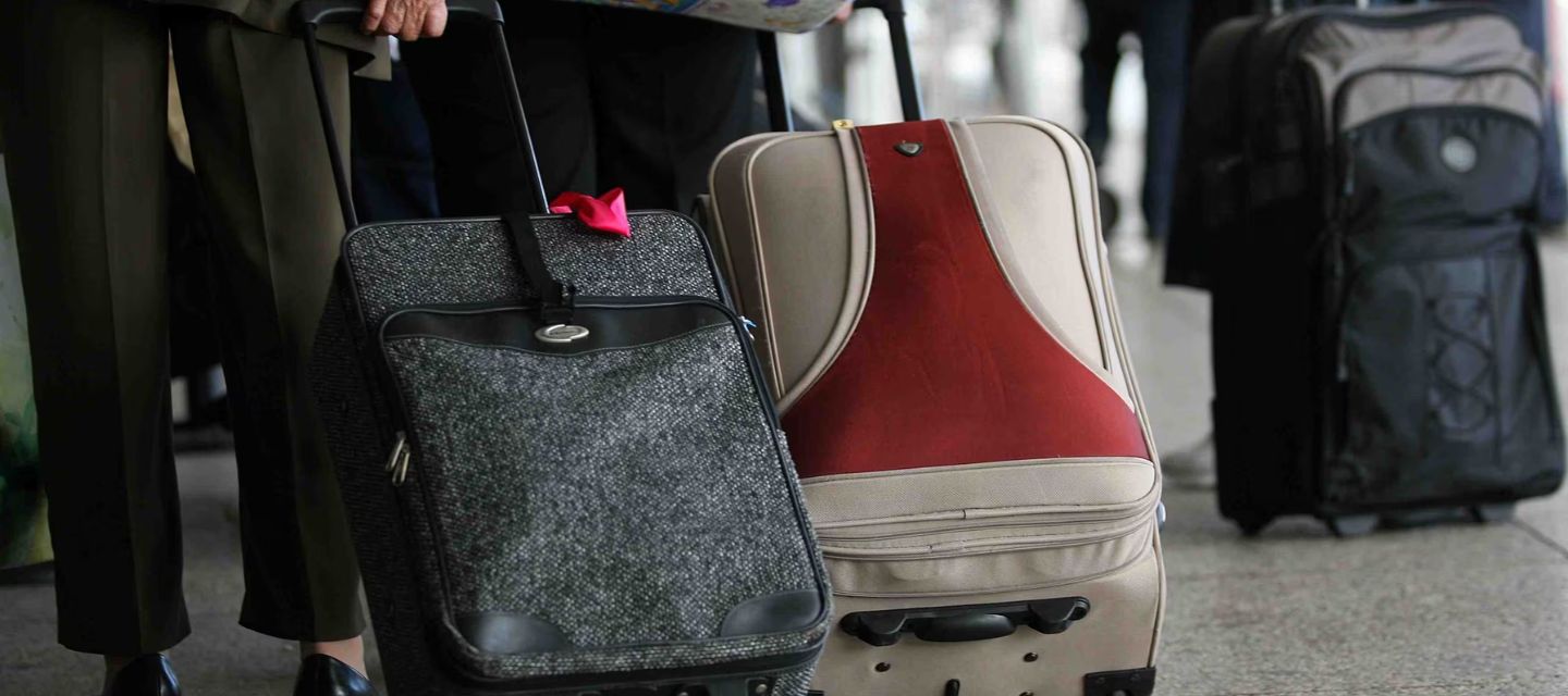 mujer de 27 años metió una niña de 2 años dentro de una maleta