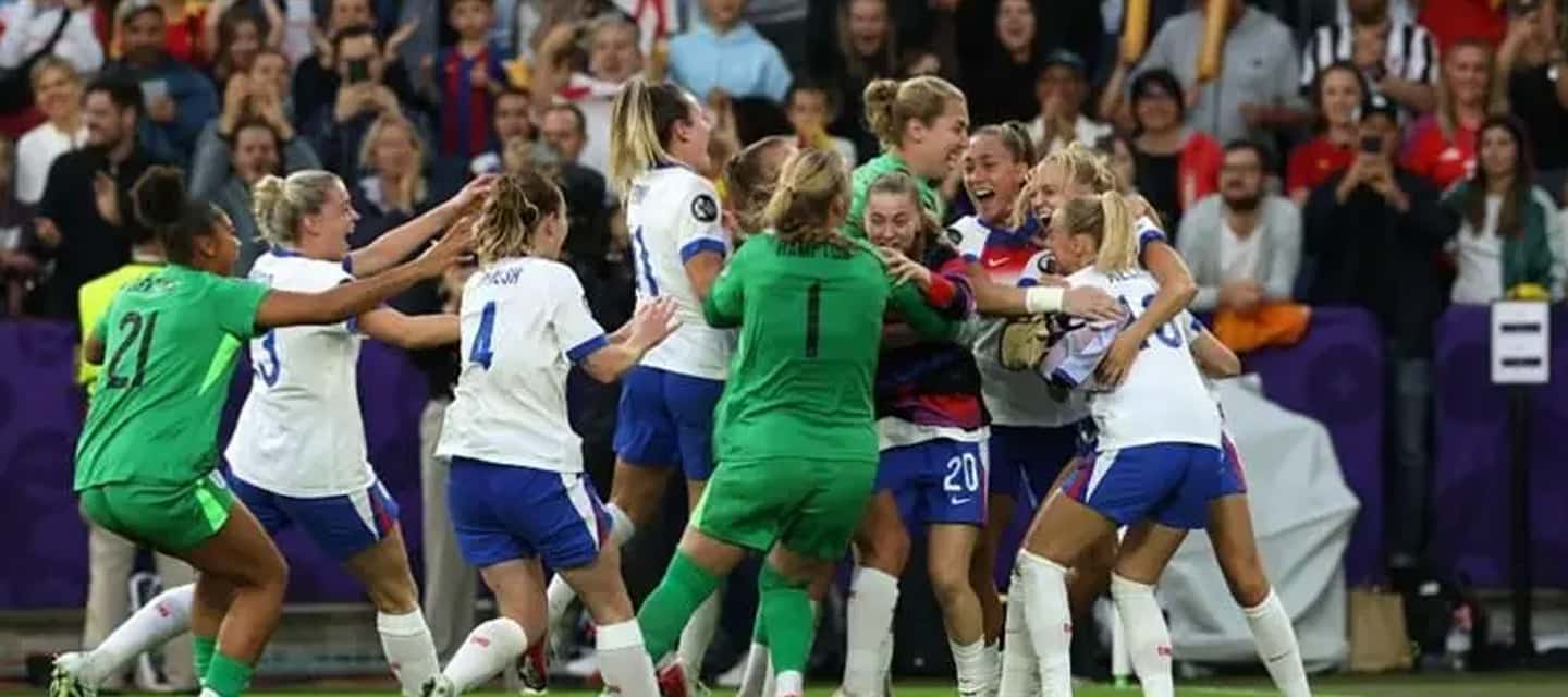 Jugadoras de Inglaterra celebran la Euro