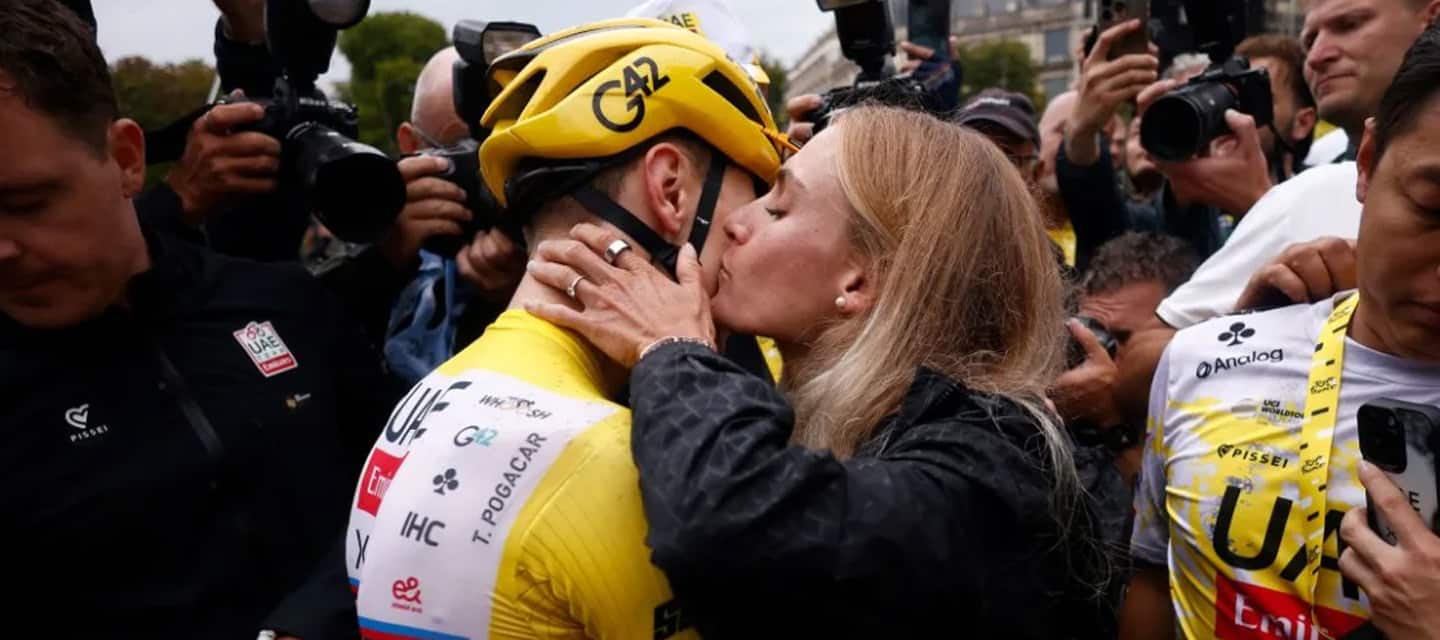 Pogacar celebra con su pareja luego de ganar su cuarto Tour