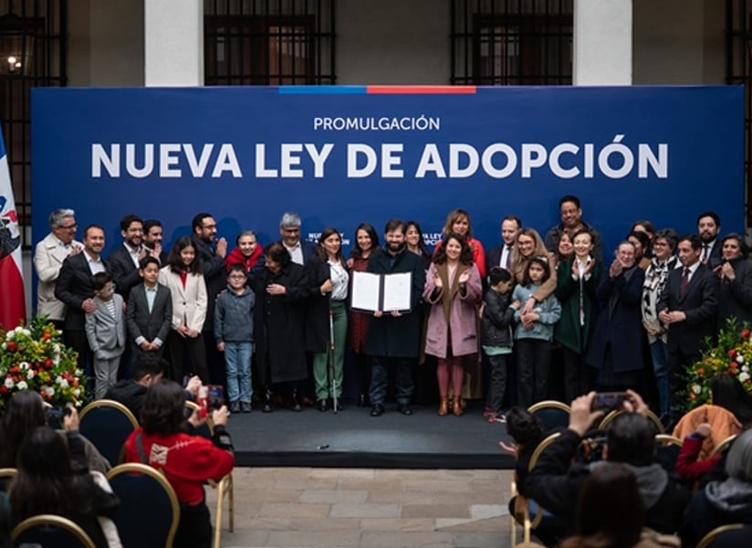Boric promulgó nueva ley de adopción en Chile