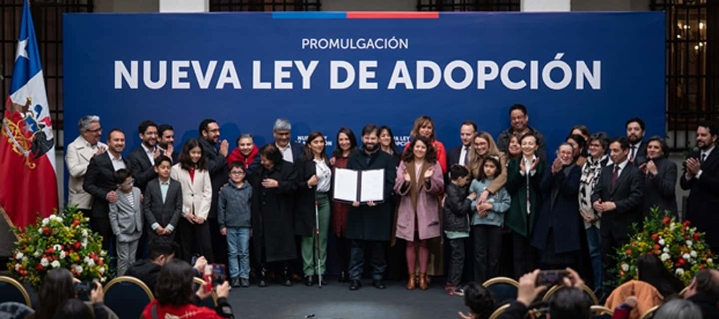 Boric junto a ministros promulgó nueva ley en Chile