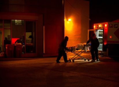 profesionales de la salud ingresando a un paciente al hospital