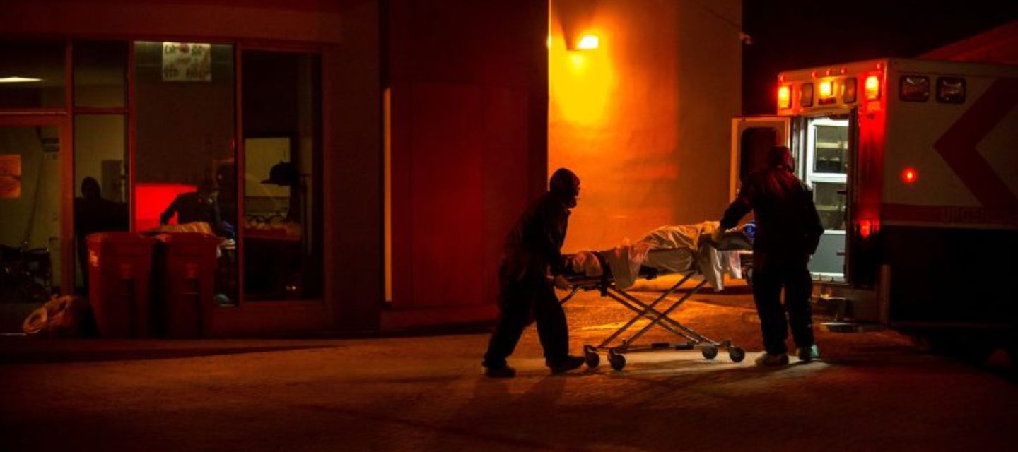 profesionales de la salud ingresando a un paciente al hospital