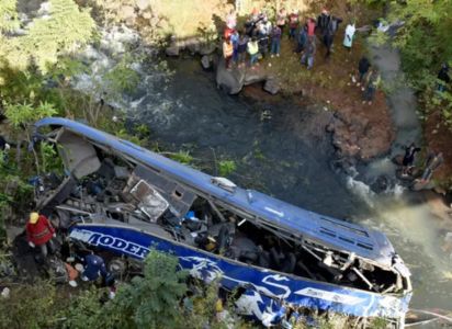 ⁠Autobús cae a río en sur de Perú