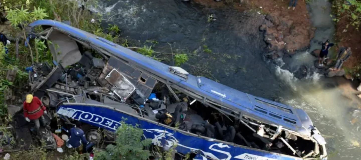 ⁠Autobús cae a río en sur de Perú