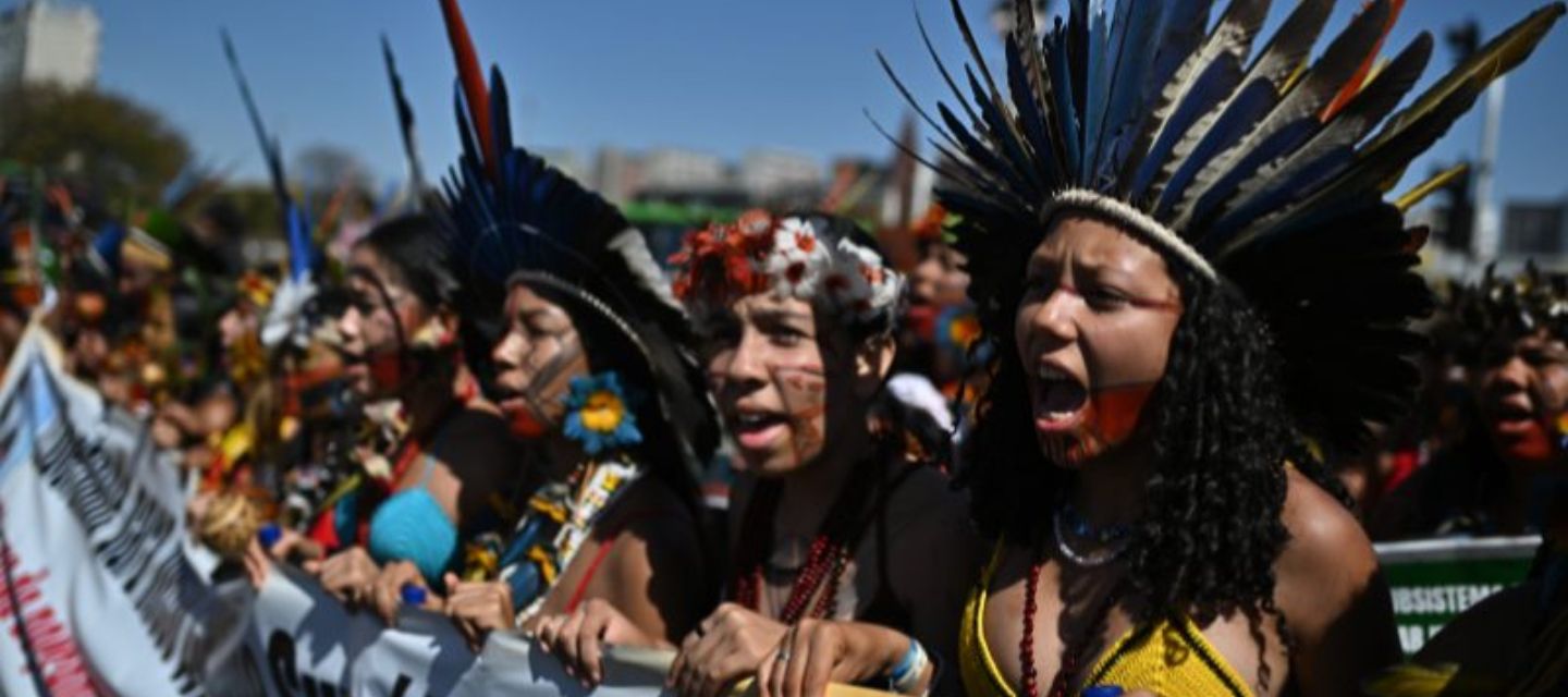 ⁠Cientos de mujeres indígenas protestan en Brasil 