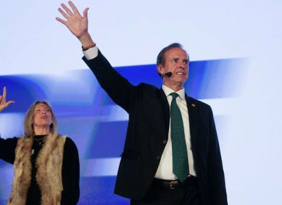 El candidato presidencial Rodrigo Paz saluda al publico