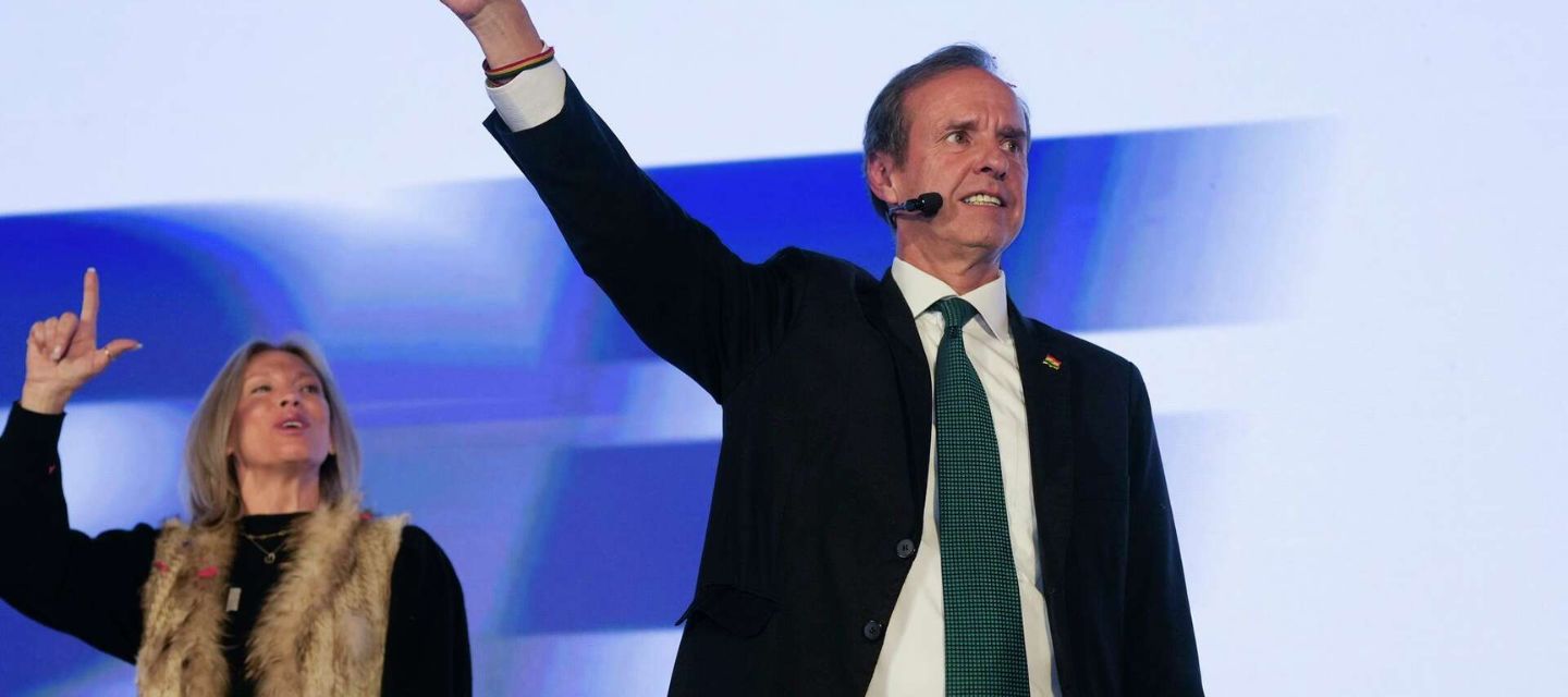 El candidato presidencial Rodrigo Paz saluda al publico