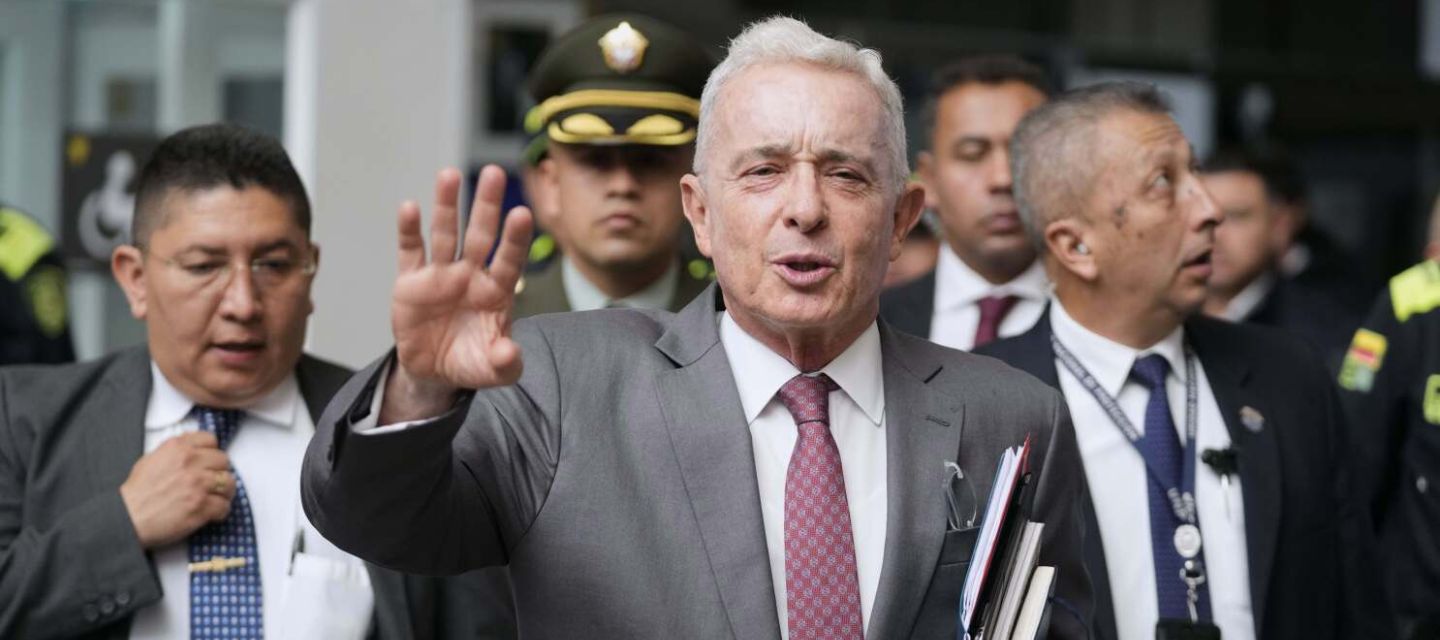 El expresidente colombiano Álvaro Uribe Vélez quedó en libertad