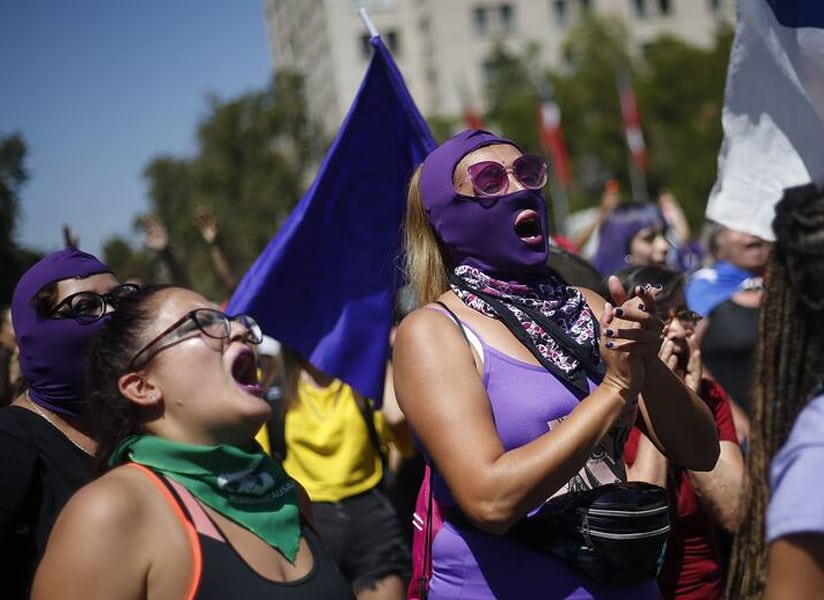Mujeres chilenas marchando 