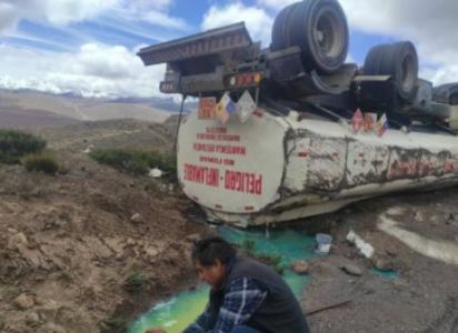 Camión cisterna con petróleo se vuelca 