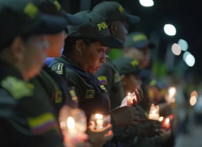 Miembros de la Policía Nacional en la velatón por las víctimas del atentado en la Base Aérea Marco Fidel Suárez