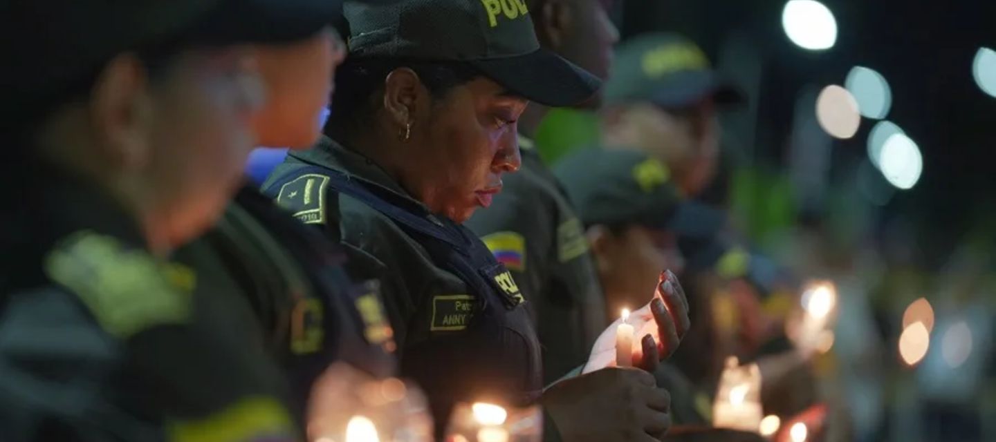 Miembros de la Policía Nacional en la velatón por las víctimas del atentado en la Base Aérea Marco Fidel Suárez