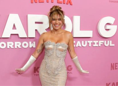 Karol G, primera latina en el cabaret Crazy Horse de París
