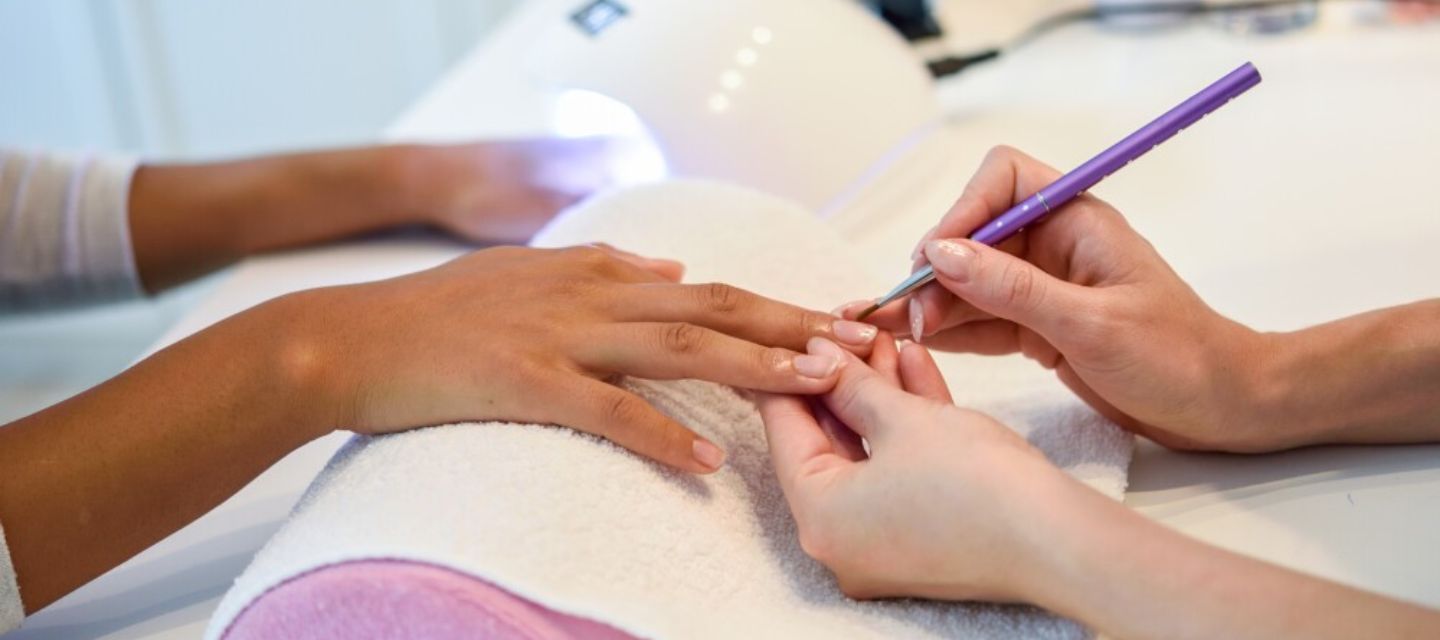 La UE prohíbe el uso de una sustancia muy utilizada en esmaltes de uñas