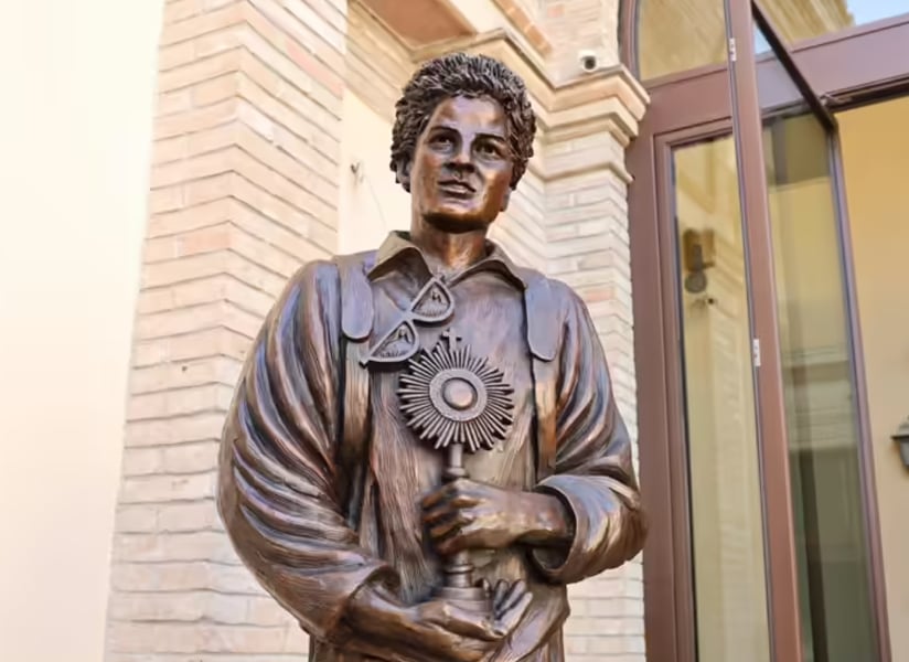 Estatua San Carlos Acutis