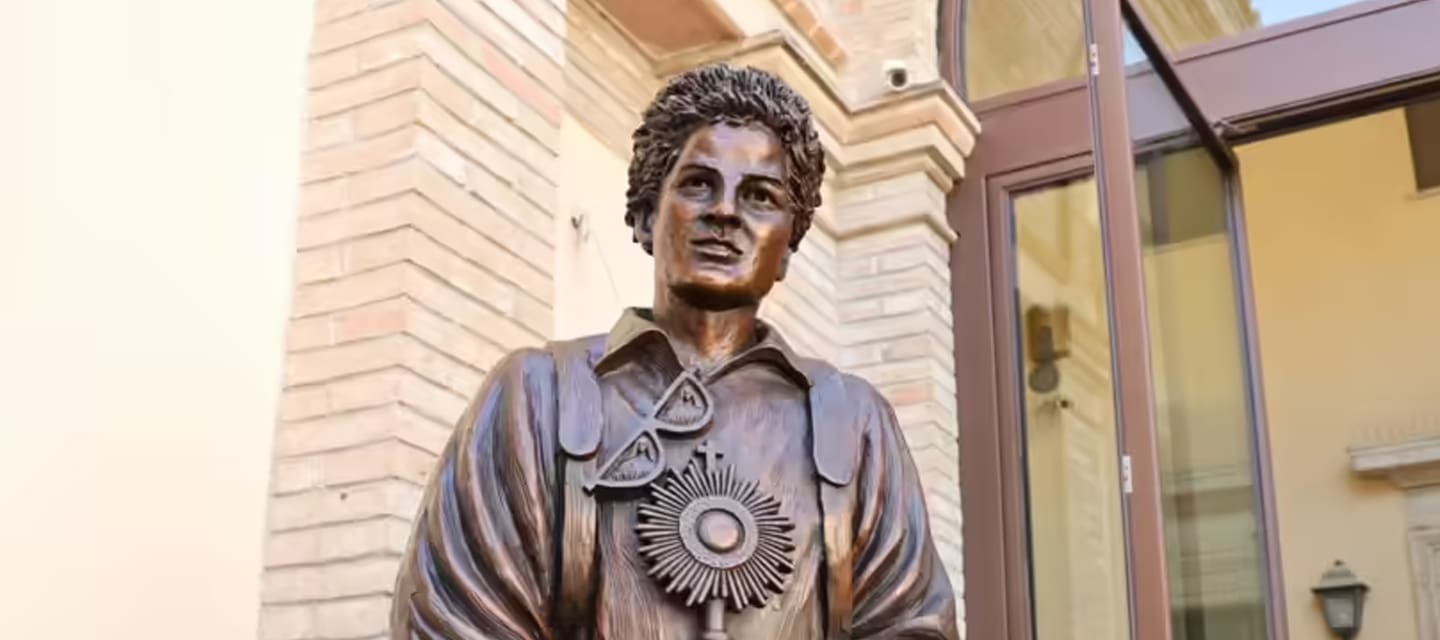 Estatua San Carlos Acutis