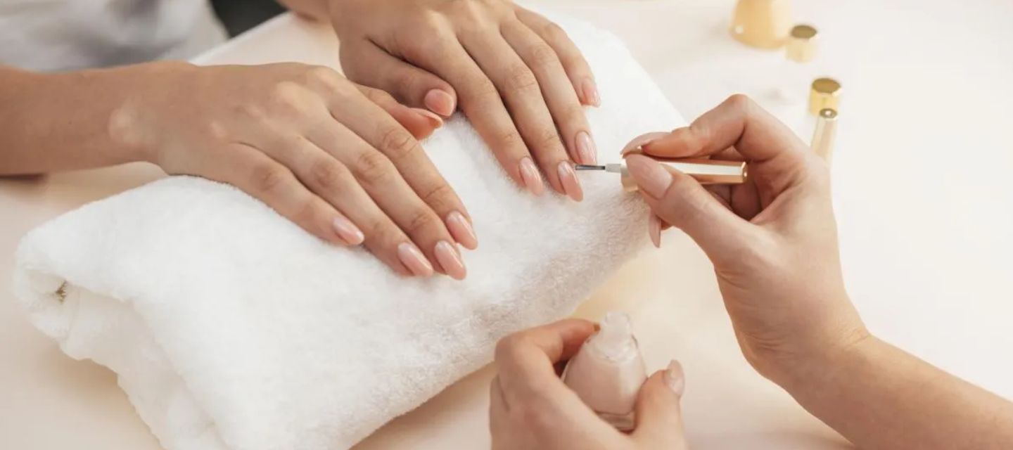 Europa prohíbe un químico usado en algunos esmaltes de uñas en ge