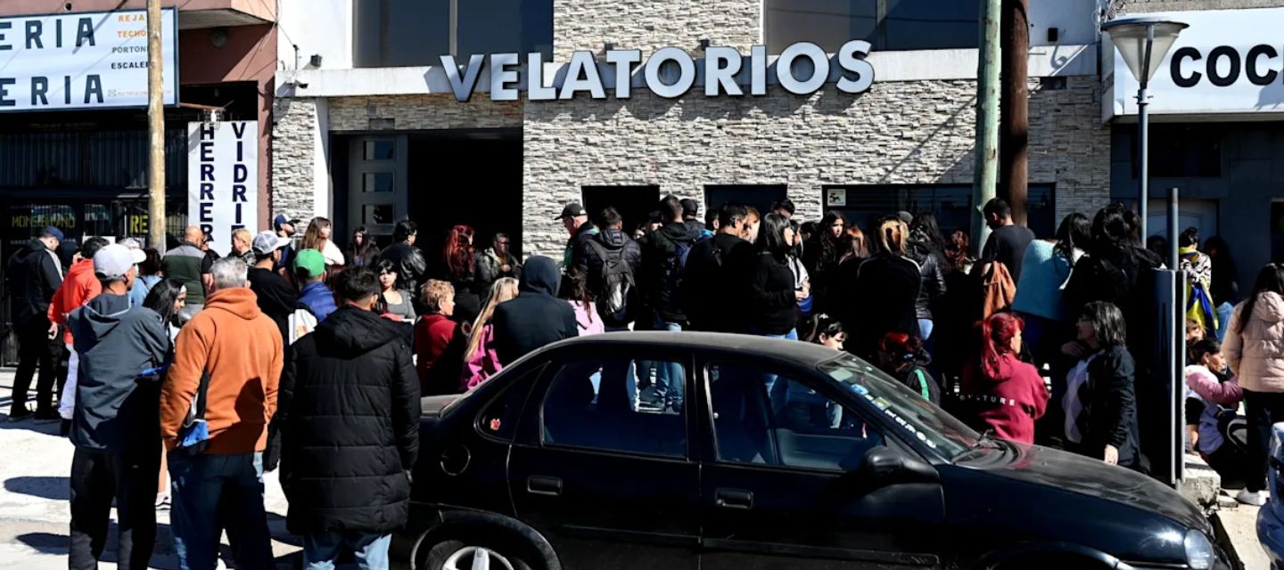 Familiares velaron a Brenda, Morena y Lara, víctimas del triple feminicidio en Buenos Aires. 