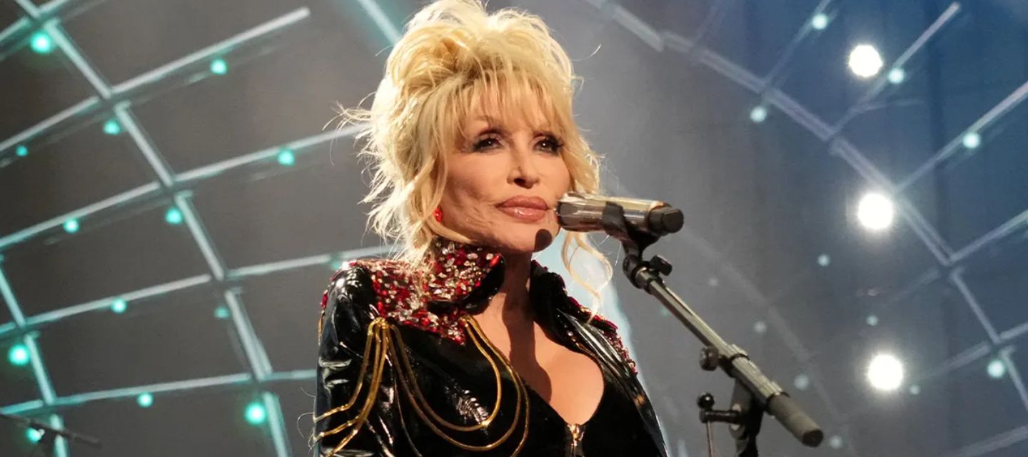 Dolly Parton pospone residencia en Las Vegas 
