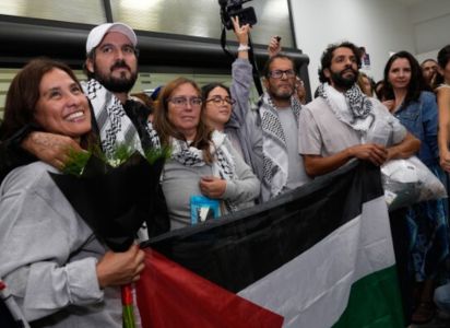Seis activistas mexicanos fueron recibidos entre aplausos y flores tras ser liberados por Israel.