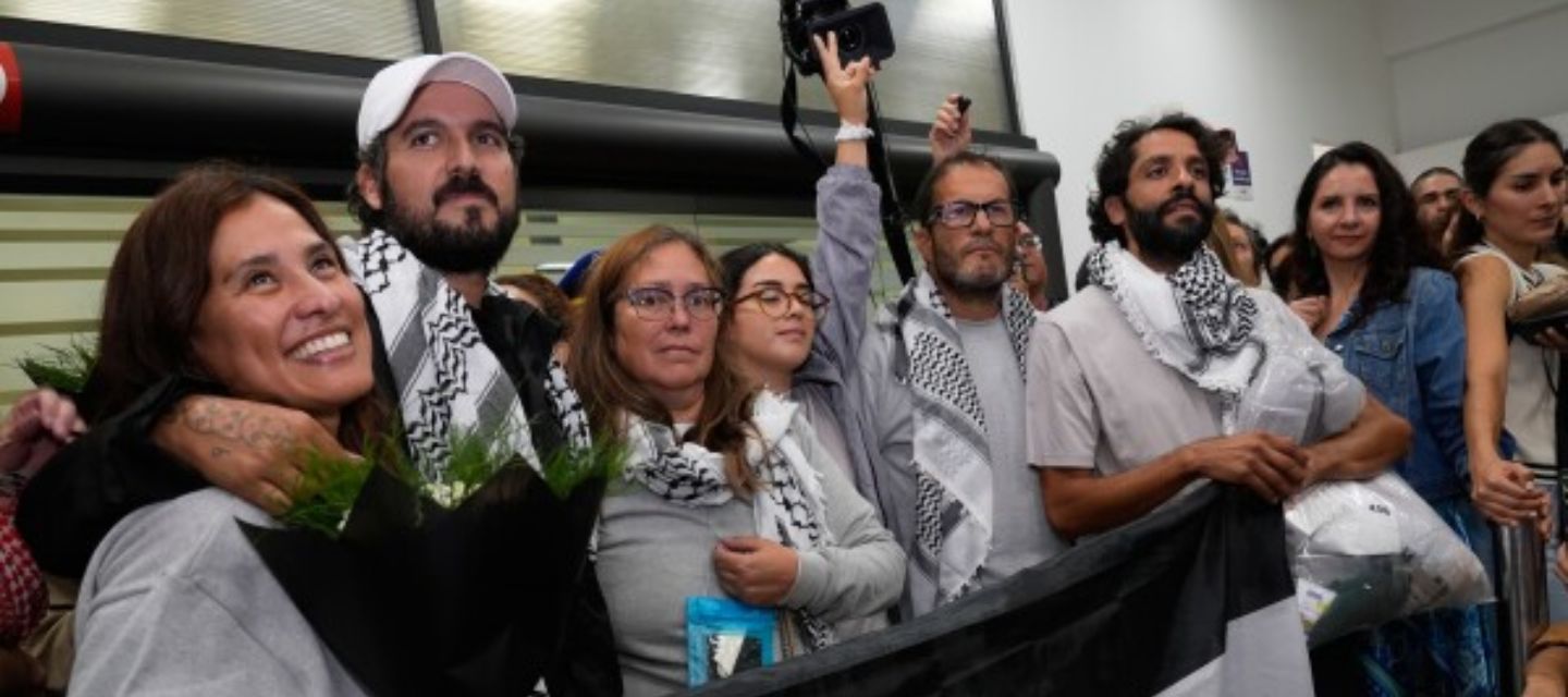 Seis activistas mexicanos fueron recibidos entre aplausos y flores tras ser liberados por Israel.