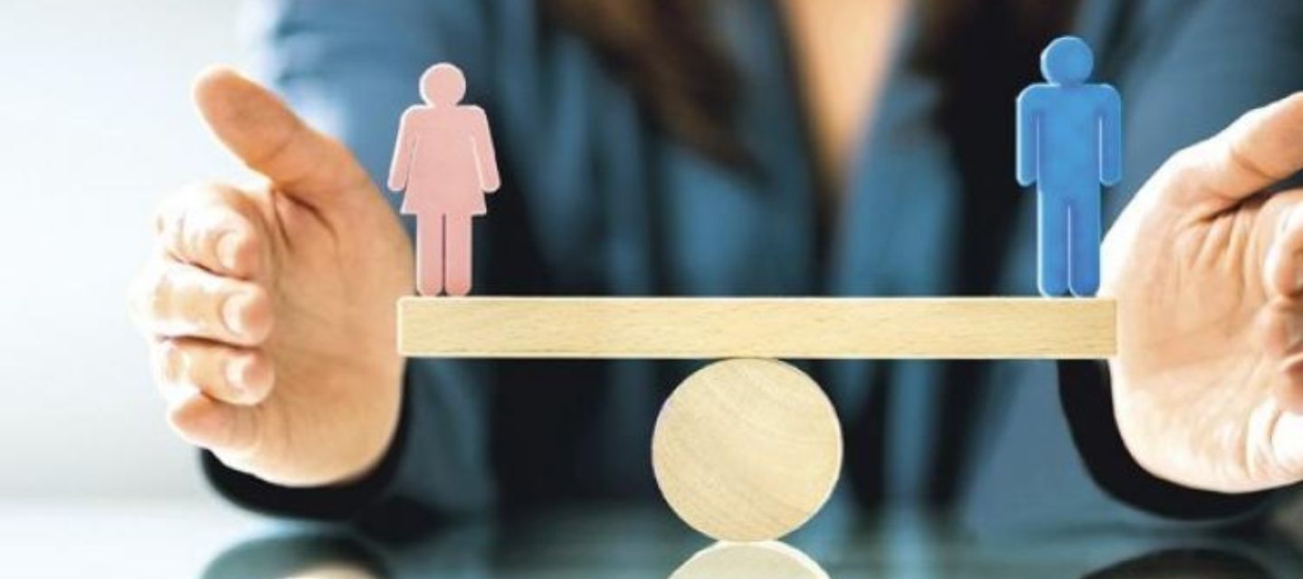 Un estudio revela que las plataformas digitales y la IA refuerzan los estereotipos de género,