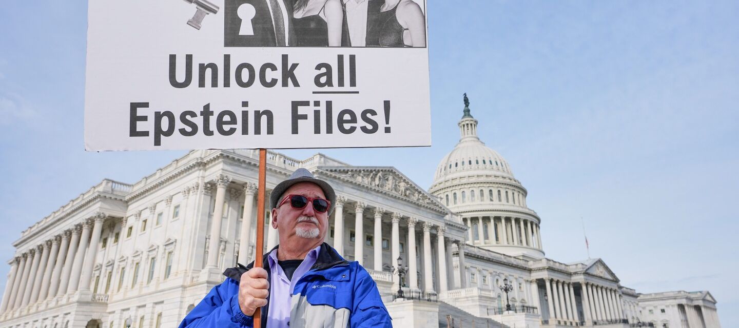 Trump firmó la ley que exige liberar los archivos del caso Epstein tras meses de resistencia