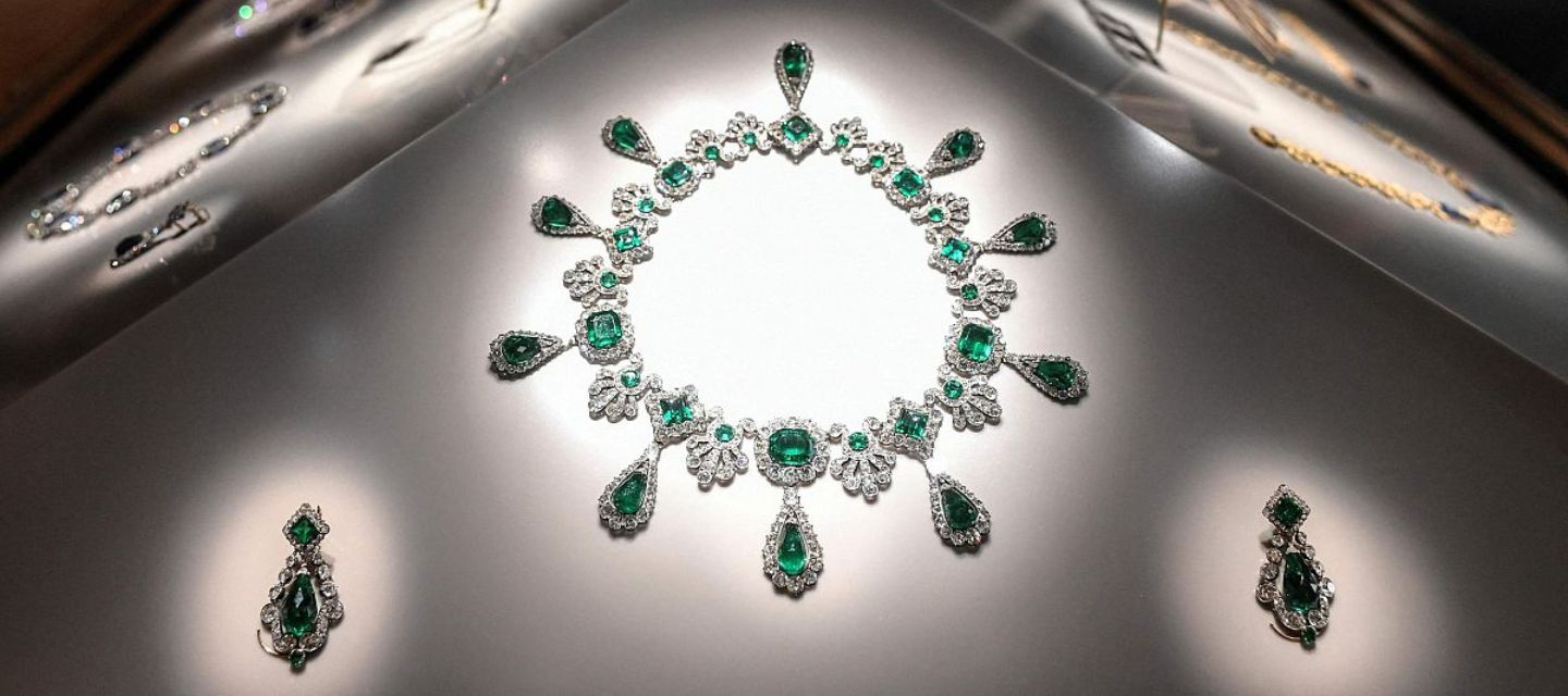 La presidenta del Louvre contó que le aseguraron que las joyas de la Corona estaban totalmente protegidas