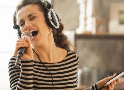 Investigaciones muestran que cantar mejora el bienestar físico, emocional y cognitivo