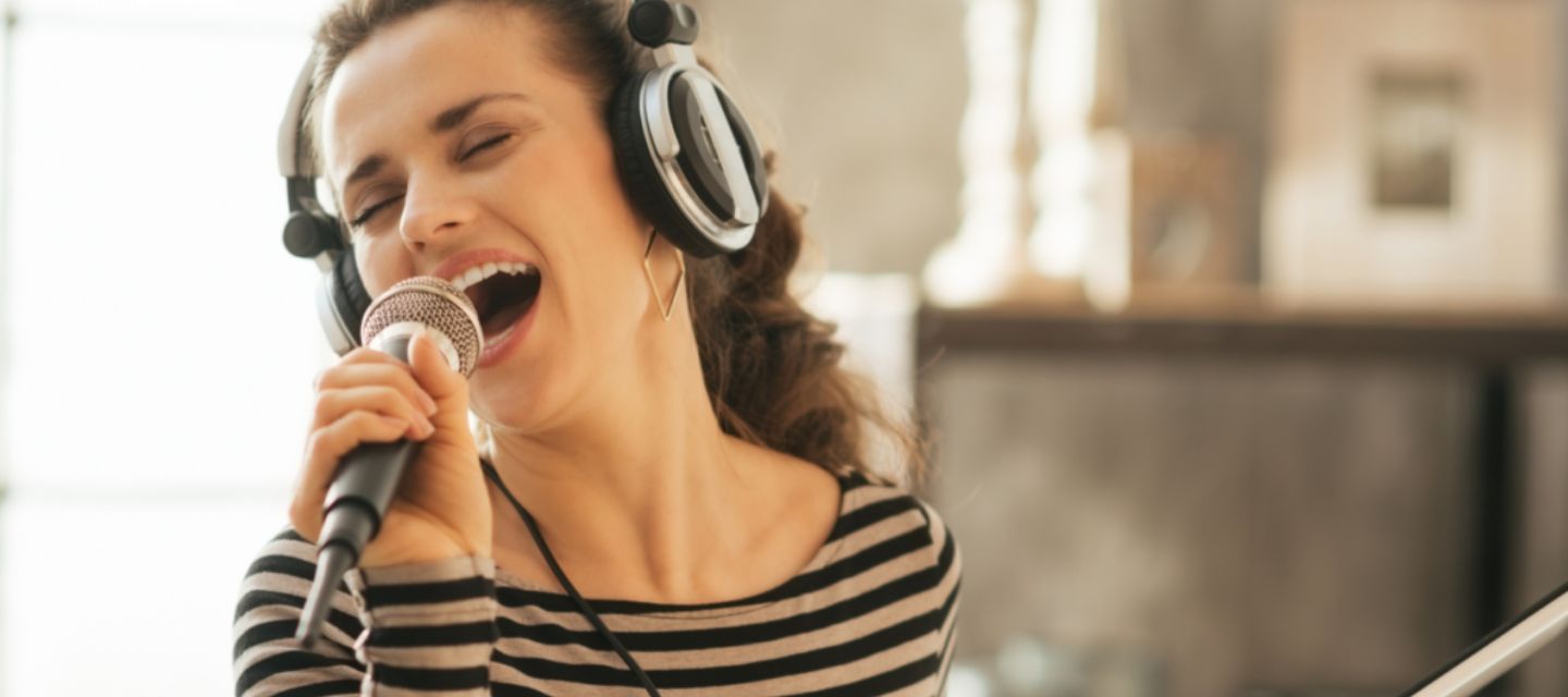 Investigaciones muestran que cantar mejora el bienestar físico, emocional y cognitivo