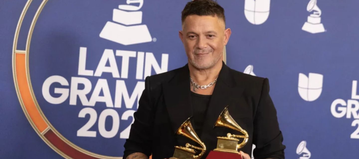 Alejandro Sanz fue reconocido en Jarandilla de la Vera con el Escobón de Oro