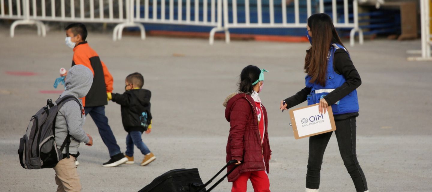 niños migrantes en EEUU permanecen detenidos más allá del límite legal