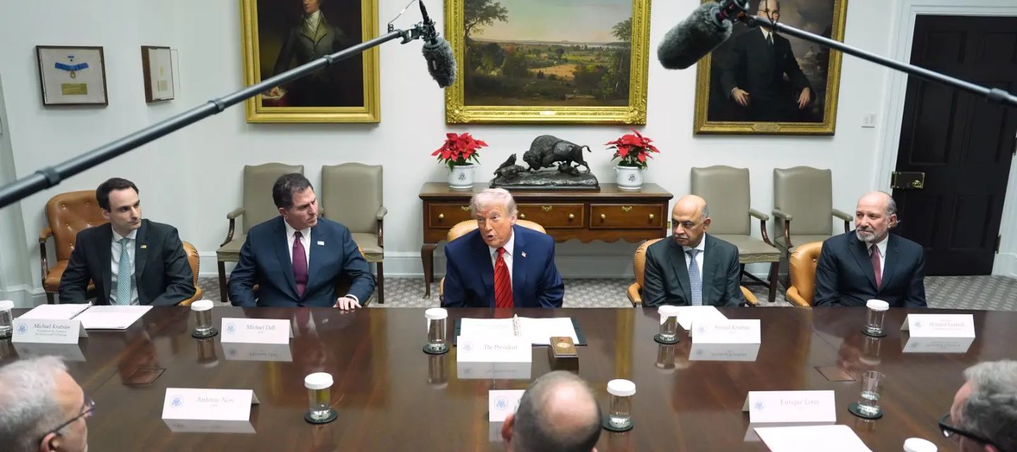 Trump presentó la “tarjeta dorada”, un programa que otorga estatus legal y camino a la ciudadanía a extranjeros que paguen 1 millón de dólares