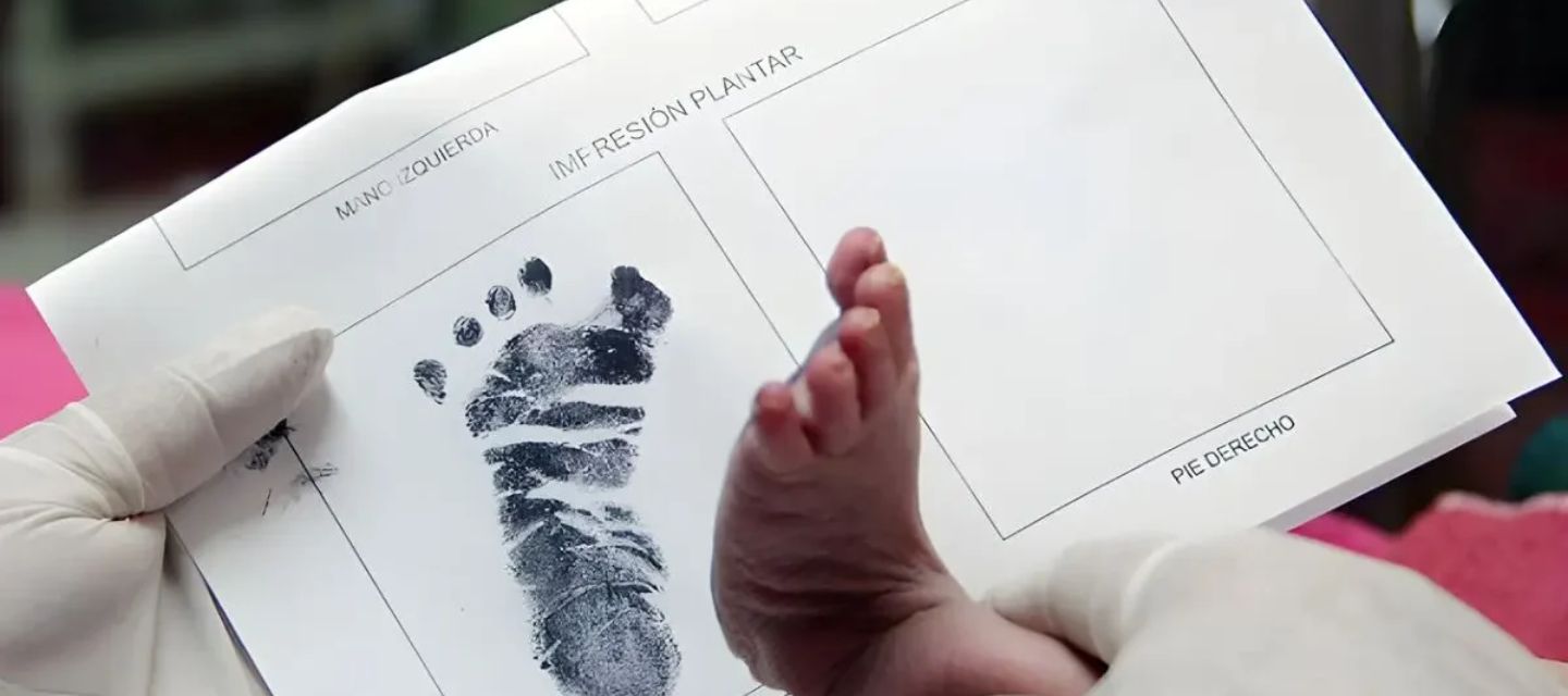 Colombia elimina la regla del apellido paterno primero.