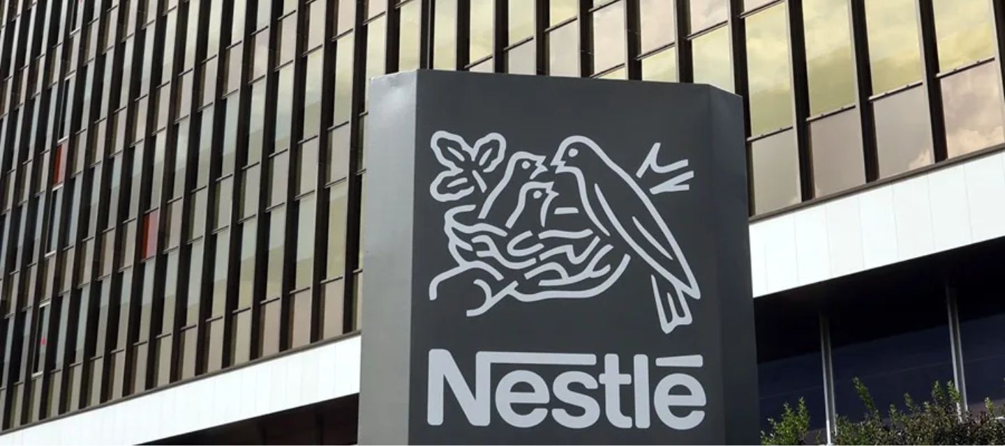 Nestlé retiró nuevos lotes de alimentos para lactantes por posible presencia de Bacillus cereus.