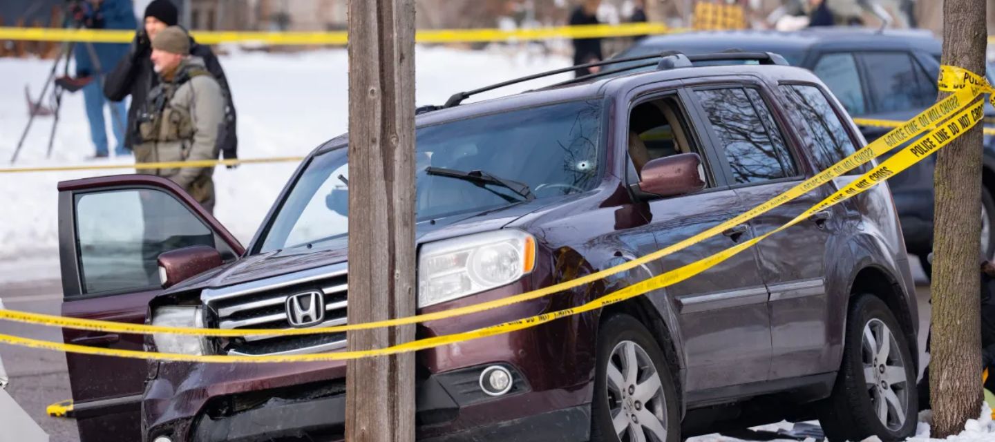 Minneapolis vive protestas y fuerte tensión luego de que un agente del ICE matara a tiros a una mujer durante una redada migratoria.