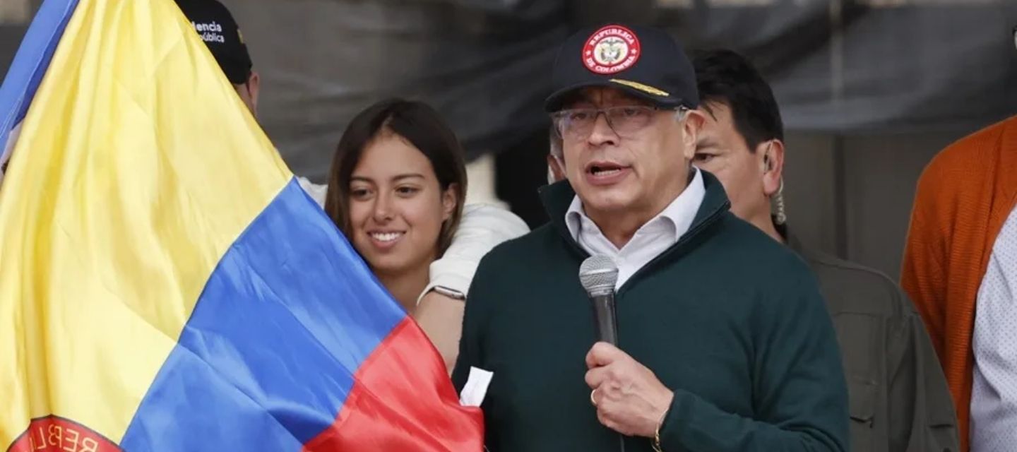 Un recurso judicial pide suspender el aumento del 23,7 % del salario mínimo en Colombia.