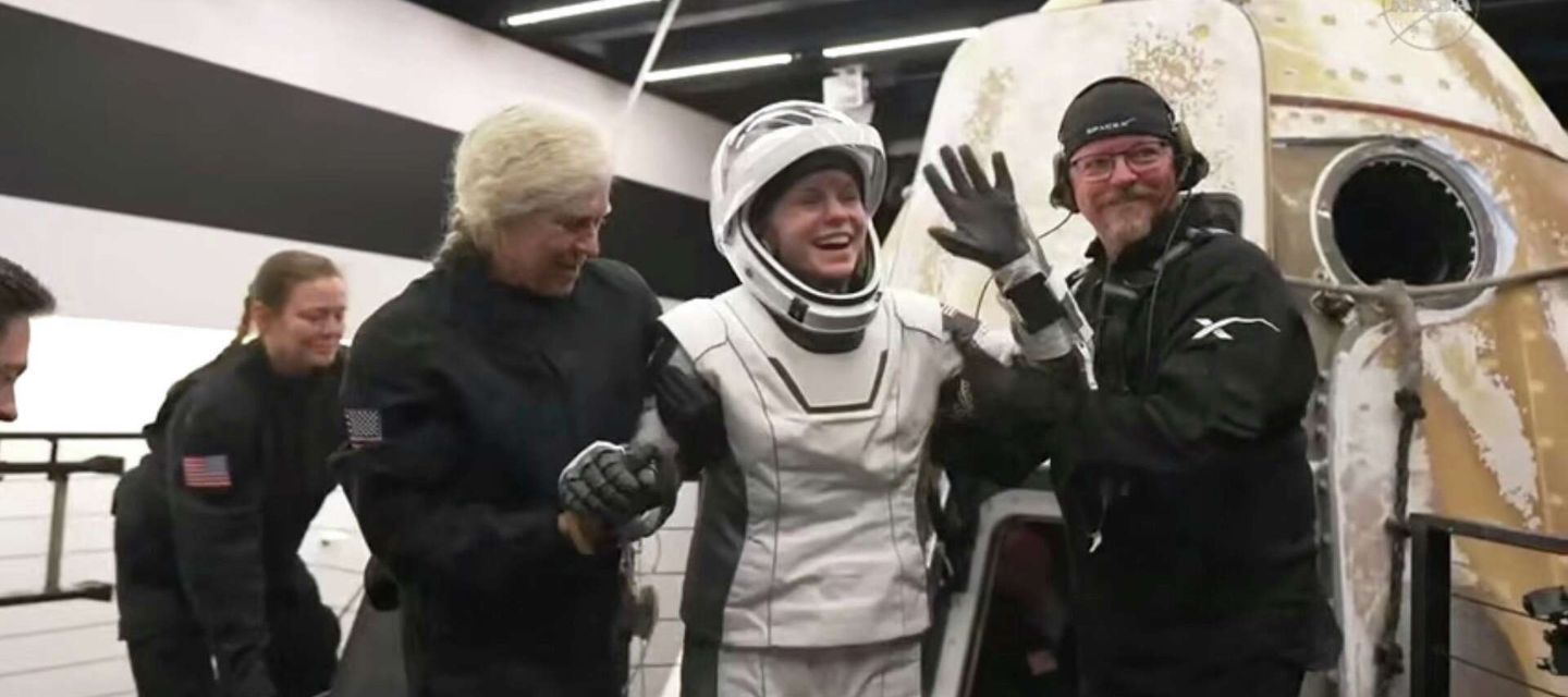 Una cápsula de SpaceX trajo de regreso a cuatro astronautas tras una evacuación médica inédita para la NASA