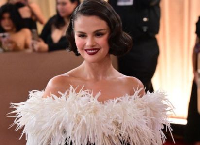 Selena Gomez deslumbró en los Globos de Oro con un vestido Chanel 