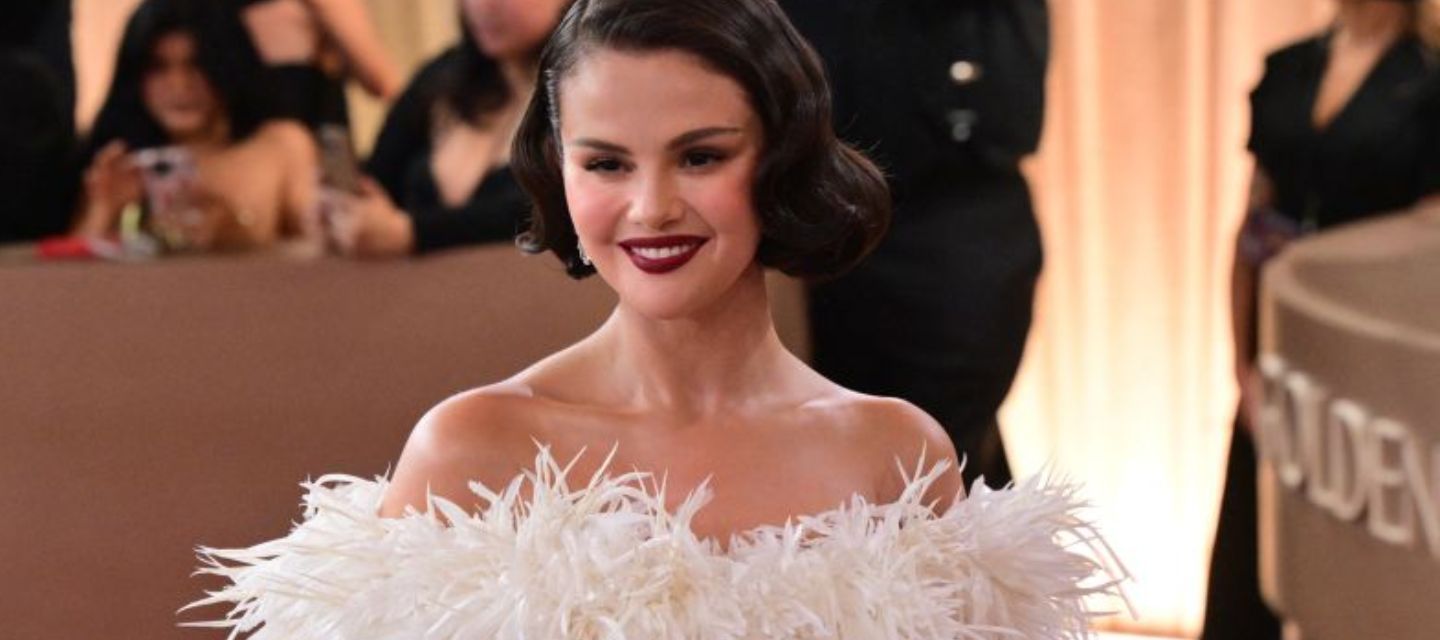 Selena Gomez deslumbró en los Globos de Oro con un vestido Chanel 