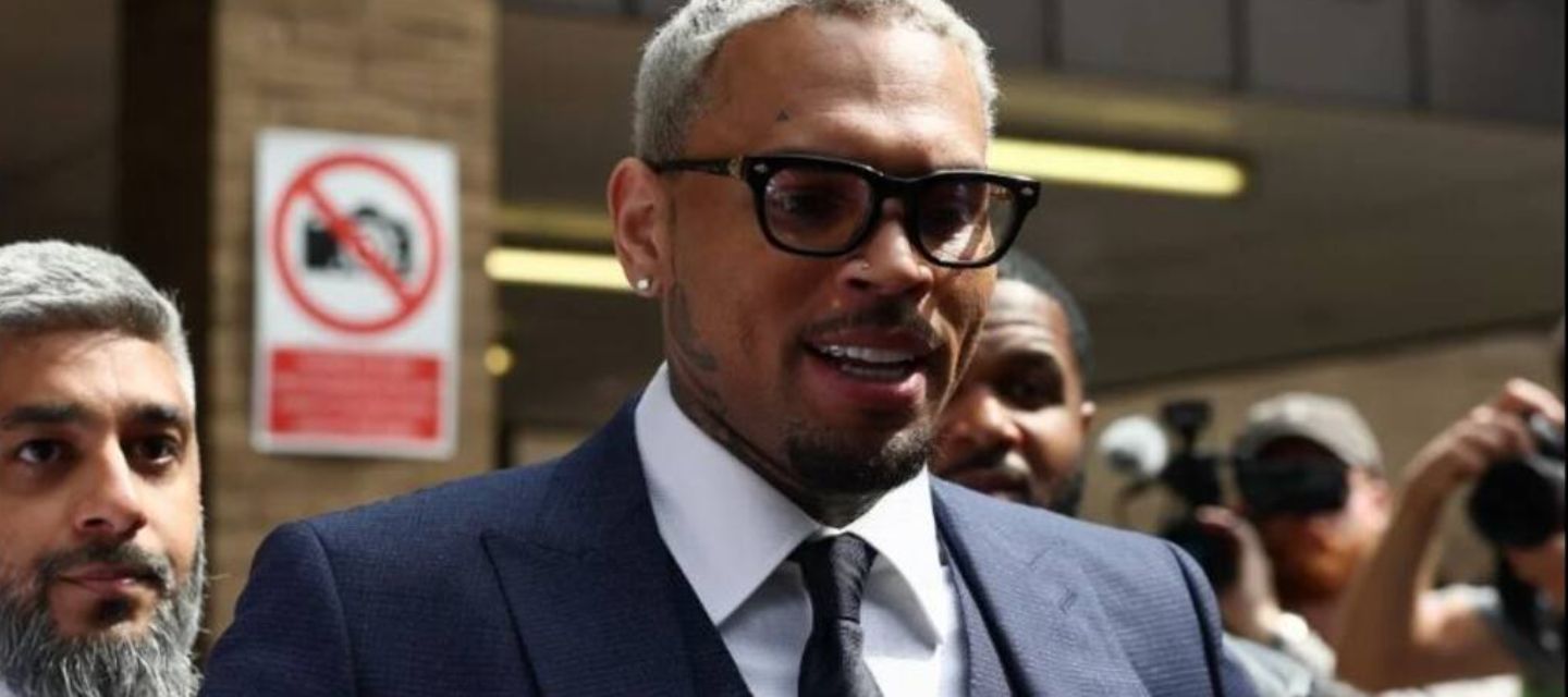 Chris Brown asistió a una audiencia preliminar en Londres por cargos de agresión ocurrida en 2023.